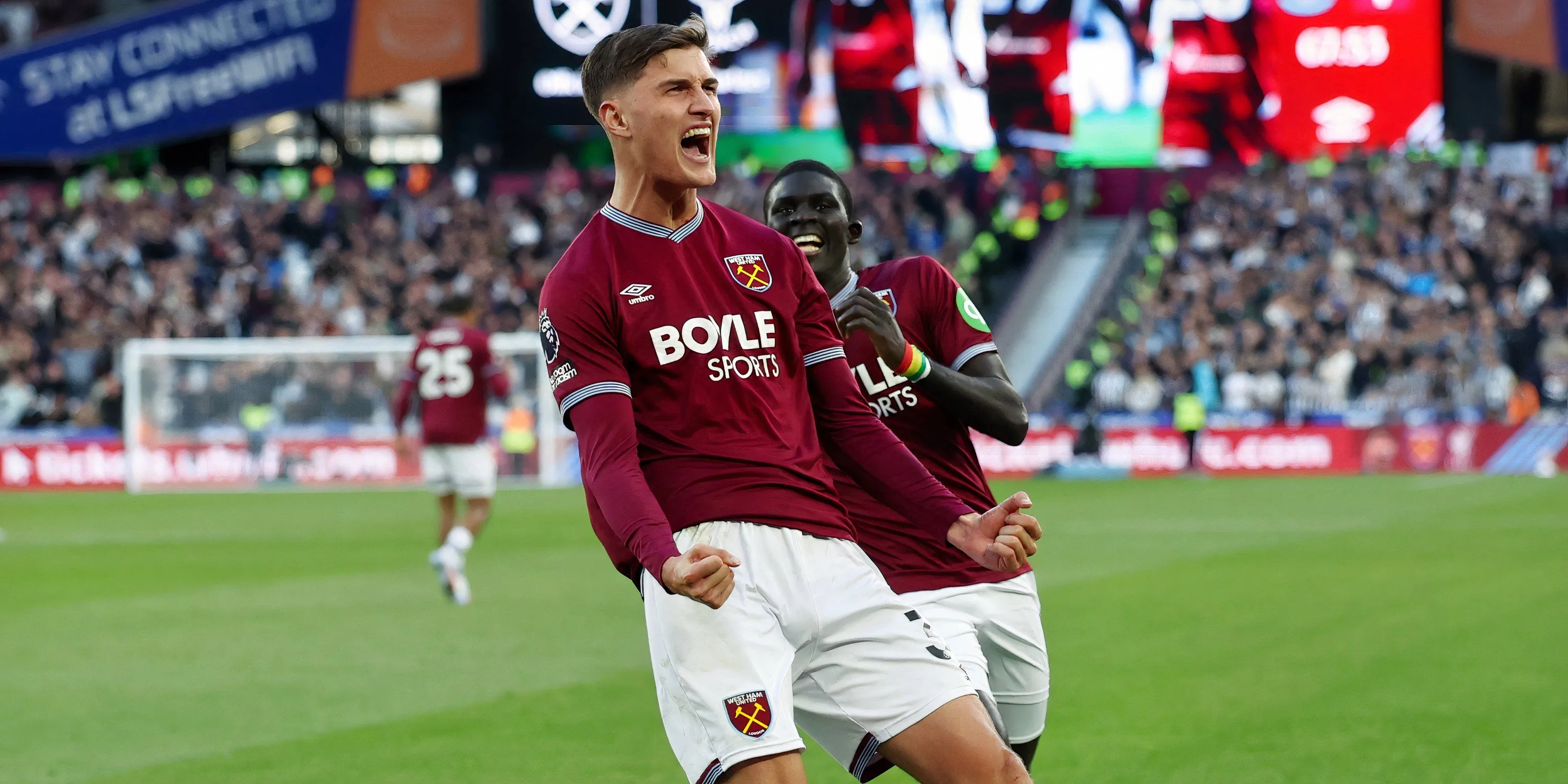 Freddie Potts trong hành động tại sân St James' Park (bên trái) khi West Ham có được chiến thắng 3-1