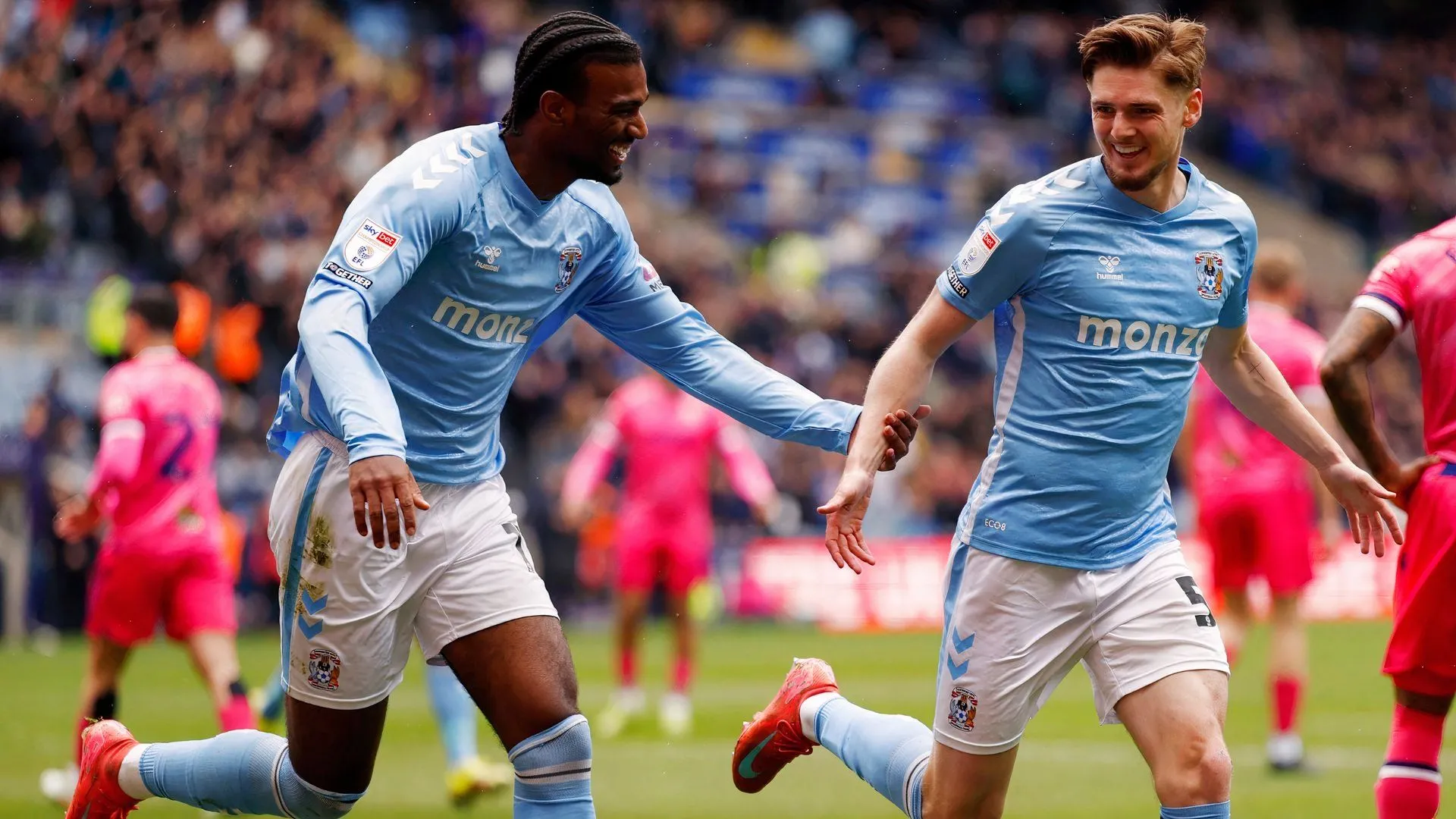 Haji Wright trong màu áo Coventry City cùng Jack Rudoni