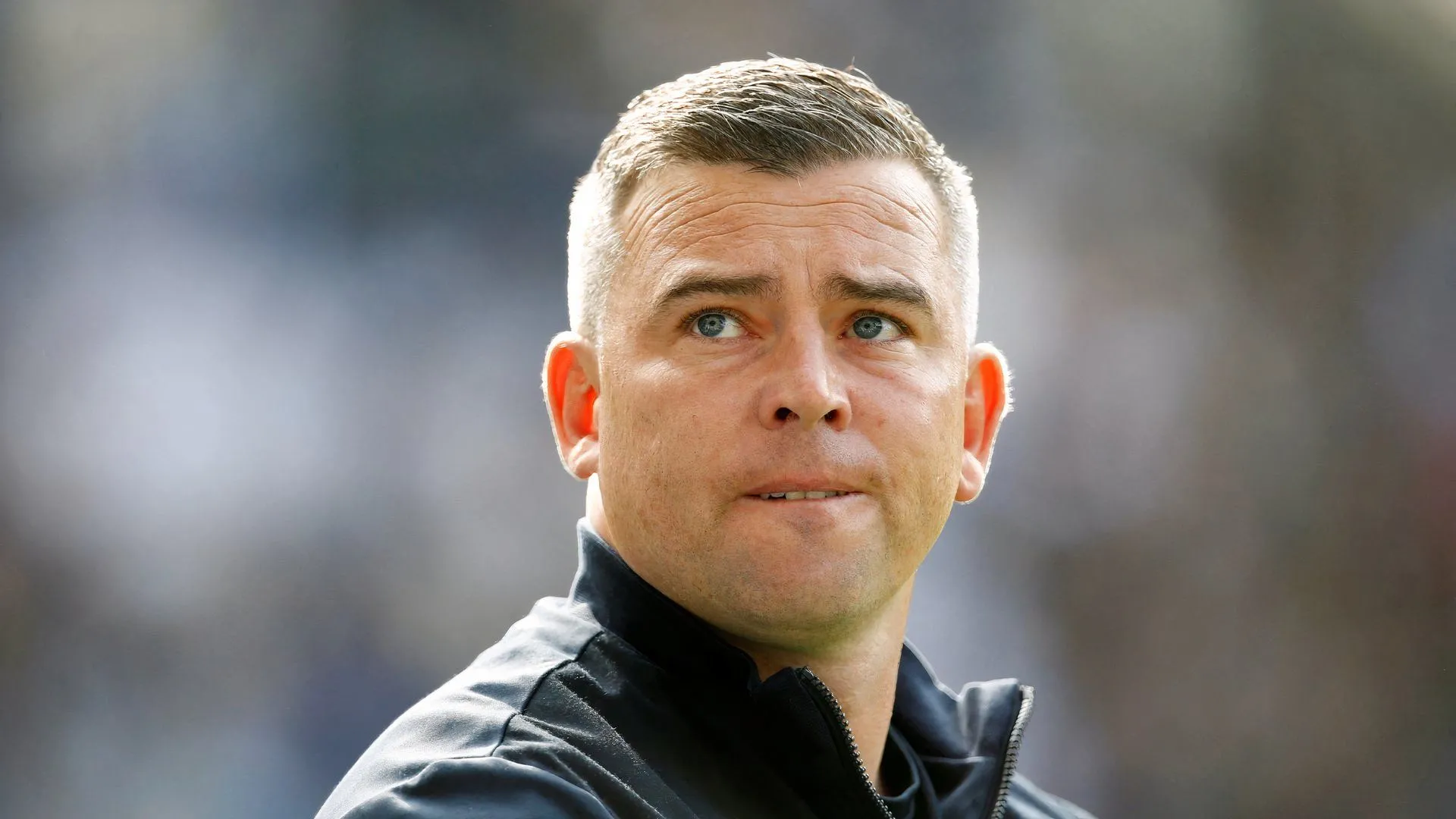 Huấn luyện viên trưởng Bolton Wanderers Steven Schumacher chỉ đạo trận đấu