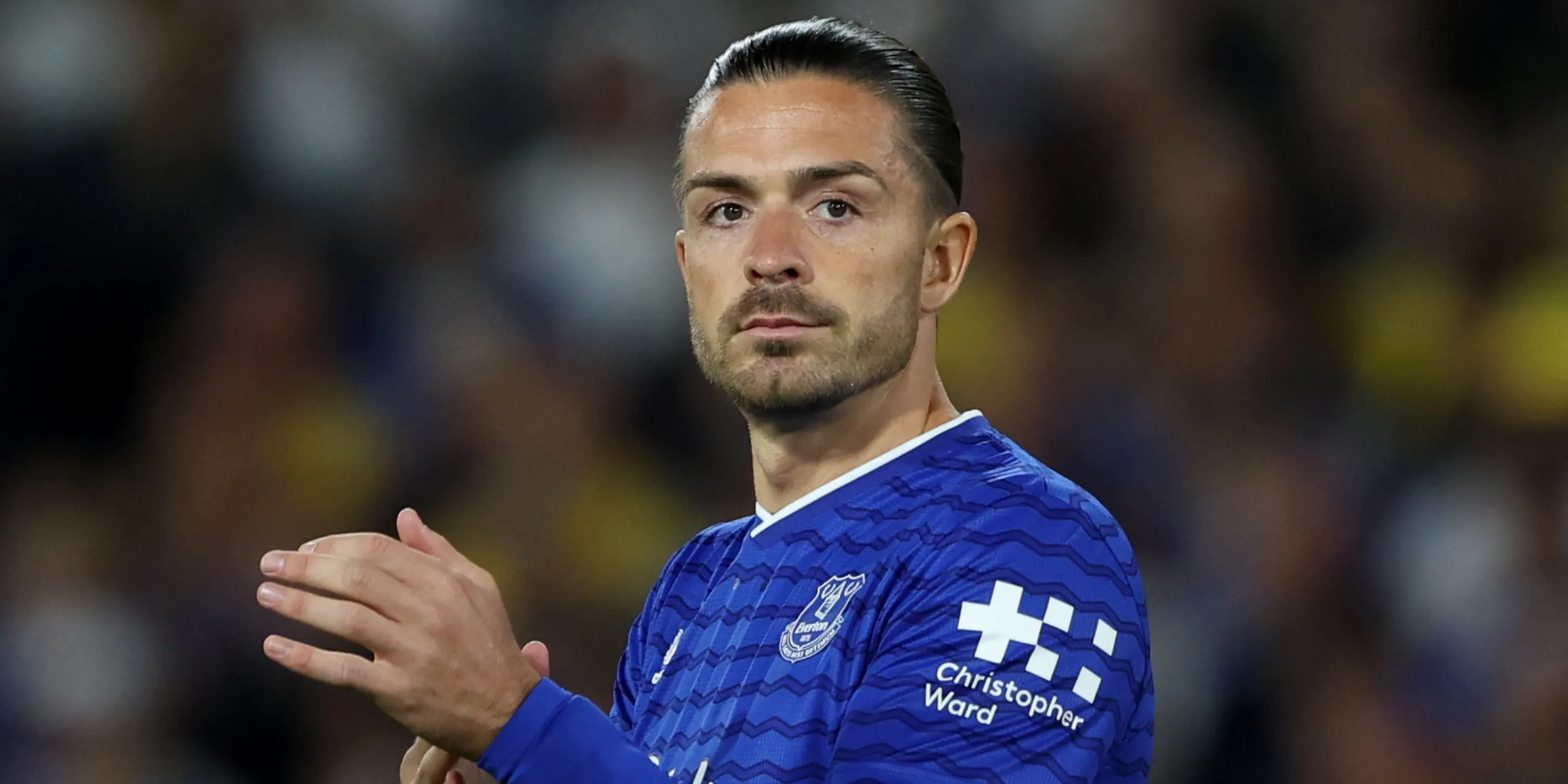 Jack Grealish của Everton dữ dội trong cuộc tranh chấp bóng với các hậu vệ Sunderland