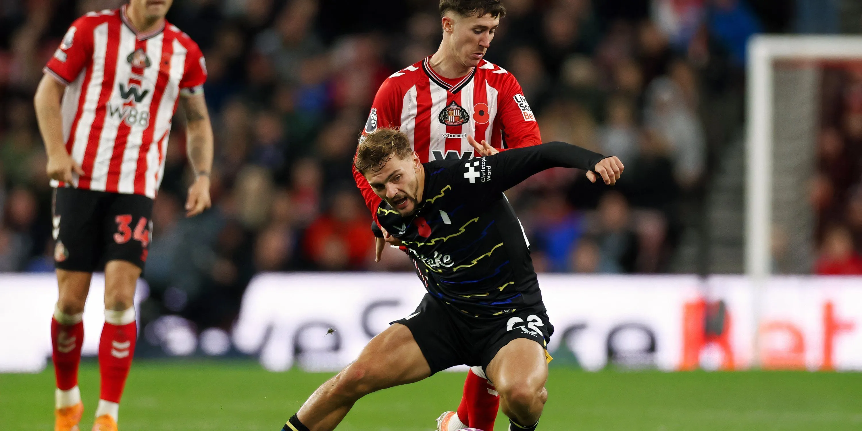 Kiernan Dewsbury-Hall trong hành động cho Everton