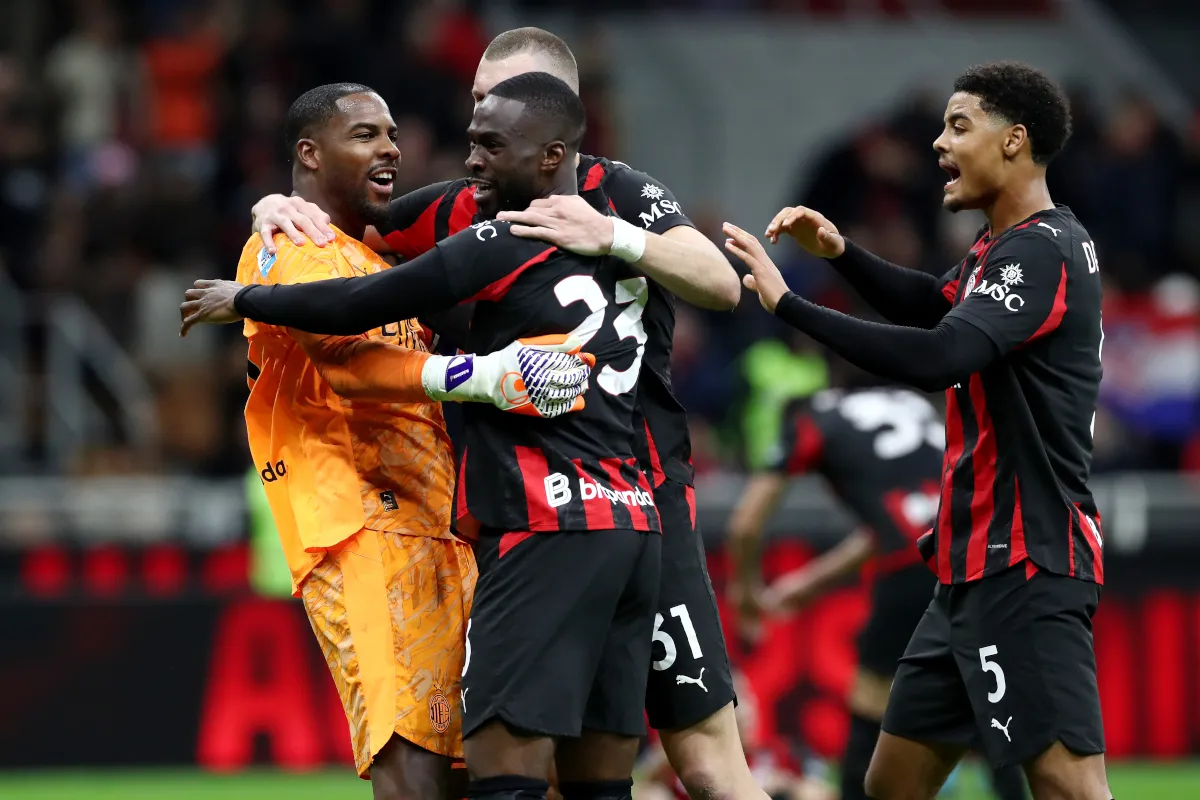 Mike Maignan ăn mừng chiến thắng cùng các đồng đội Fikayo Tomori và Strahinja Pavlovic sau trận đấu Serie A giữa AC Milan và AS Roma