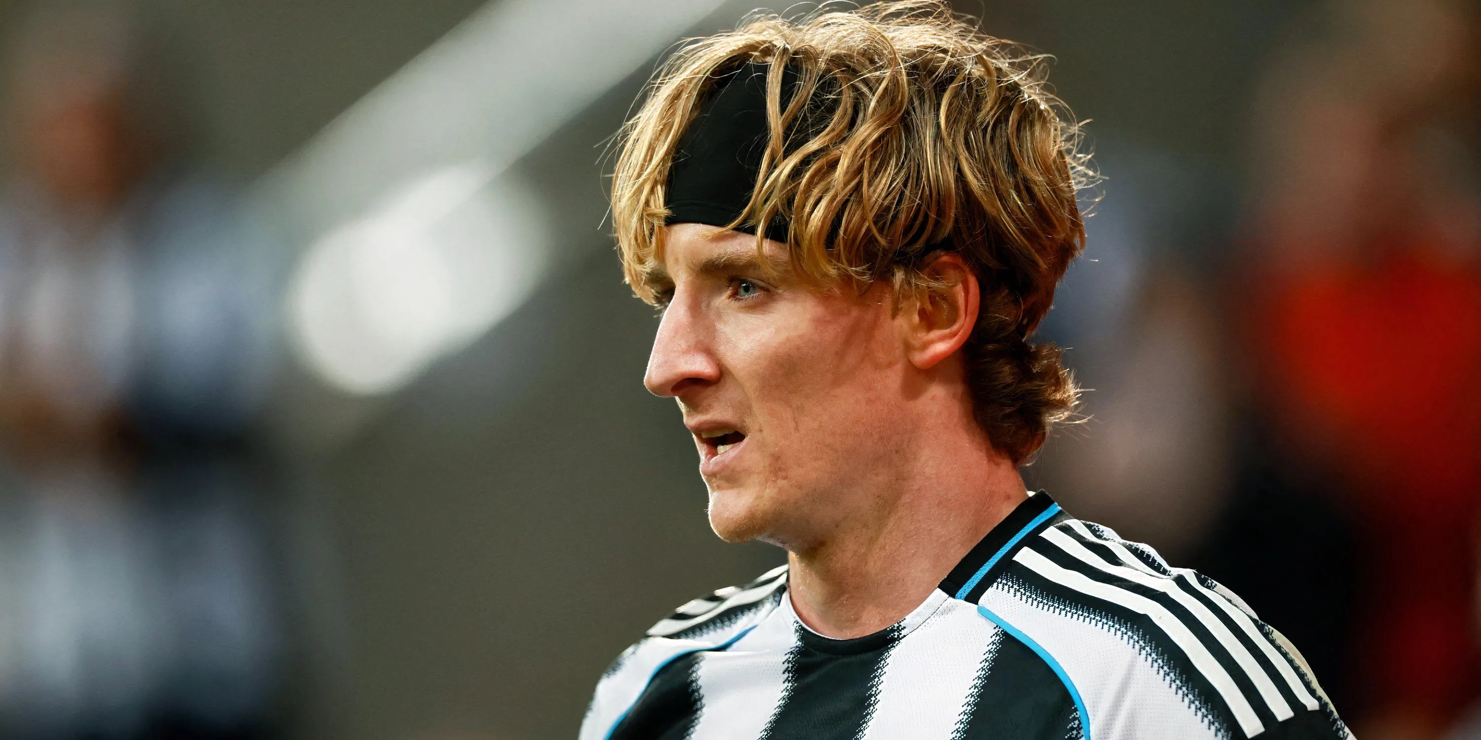 Tiền đạo Anthony Gordon trong trận gặp West Ham