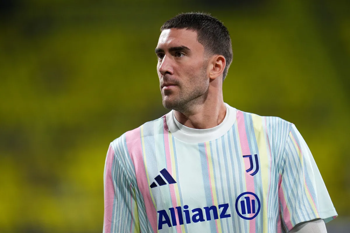 Tiền đạo Dusan Vlahovic của Juventus quan sát trước trận đấu UEFA Champions League 2025/26 giữa Villarreal CF và Juventus