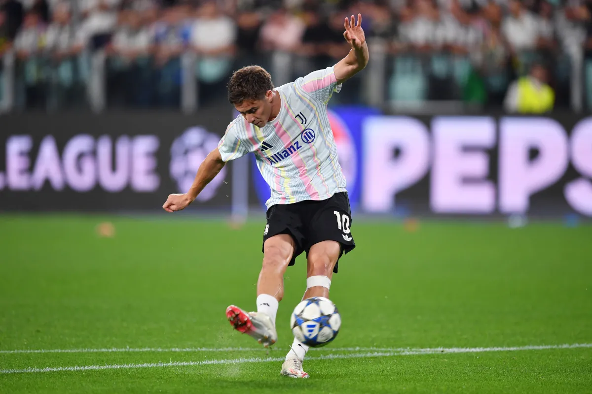 Tiền vệ Kenan Yildiz của Juventus khởi động trước trận đấu UEFA Champions League 2025/26 giữa Juventus và Borussia Dortmund